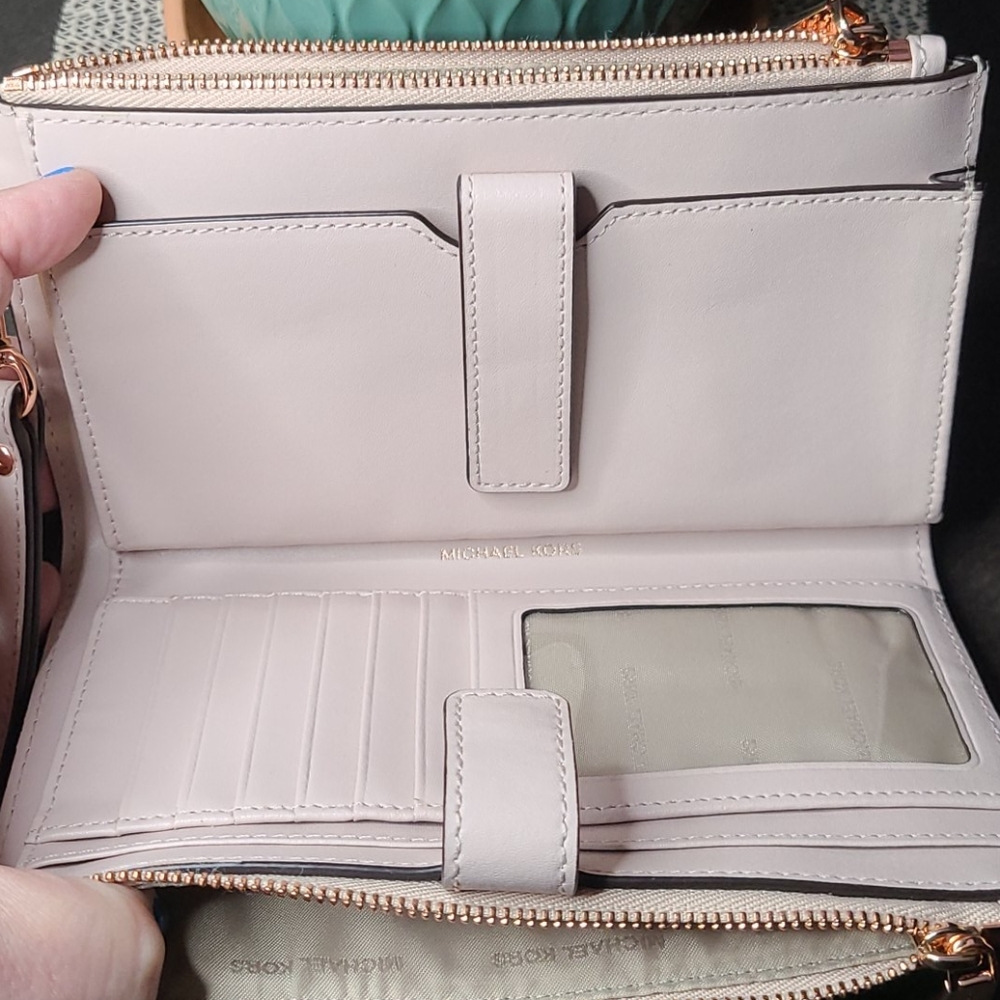 *****SOLD******Gorgeous Michael Kors wristlet wallet - Picture 11 of 17